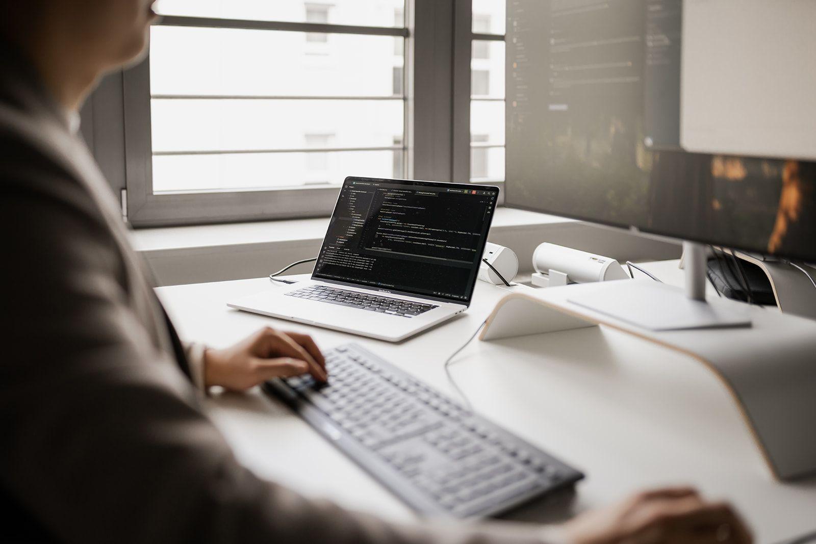 geöffneter Laptop und Hände auf der Tastatur