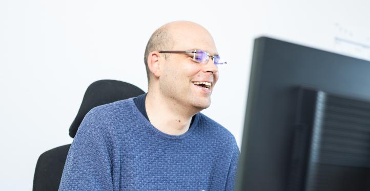 Entwickler vor Rechner