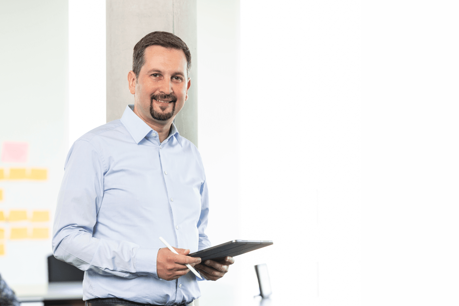 Mustafa stehend mit IPad in der Hand