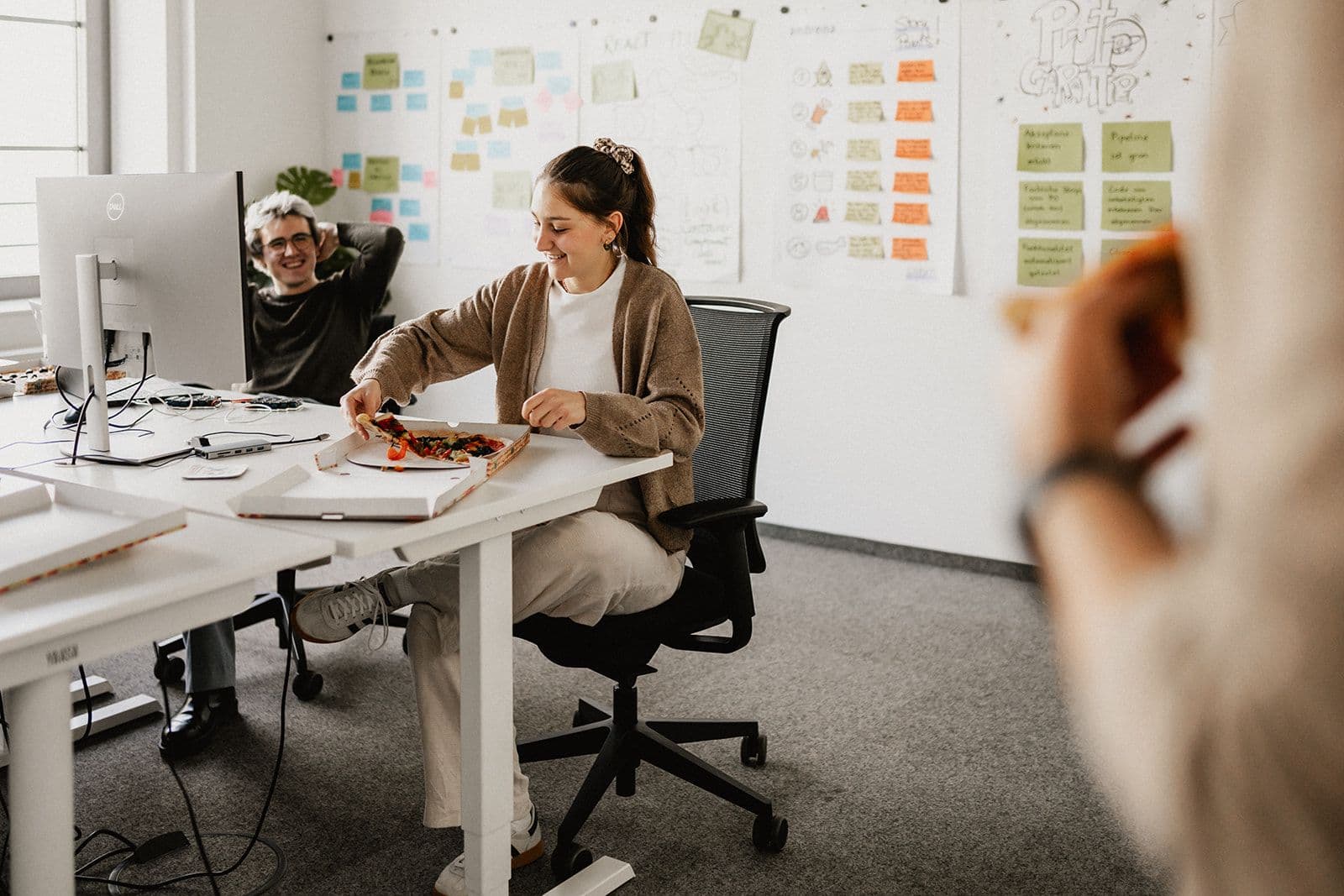 EntwicklerinSchreibtischPizza