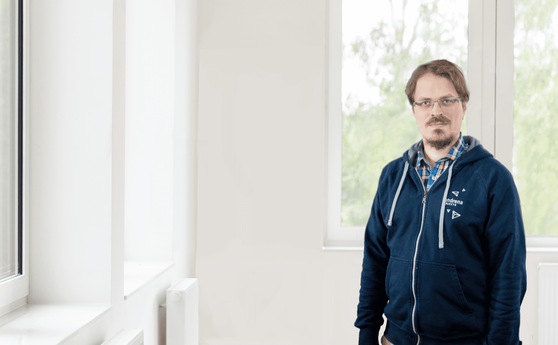 Portrait eines Entwicklers vor einem Fenster