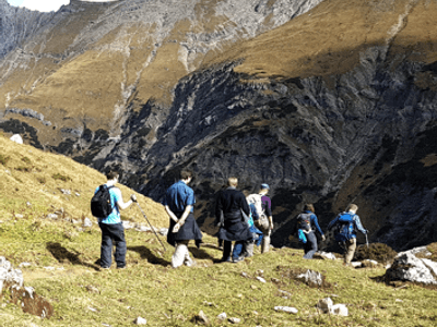 Kollegen wandern in den Bergen