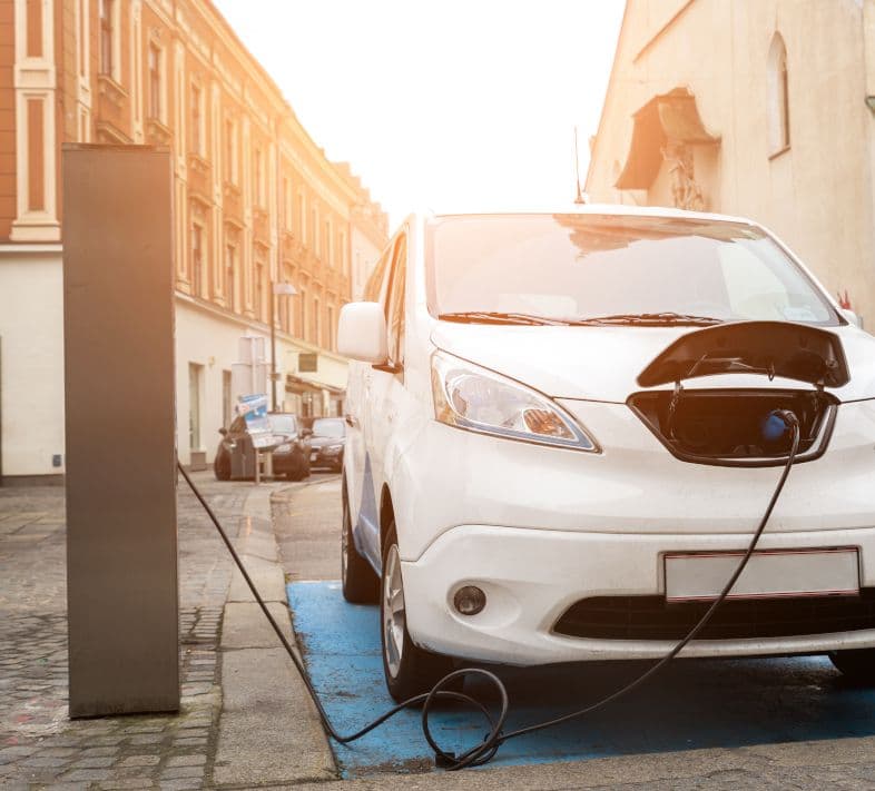 Auto mit Ladesaeule Symbolbild Bildquelle: Depositphotos.com
