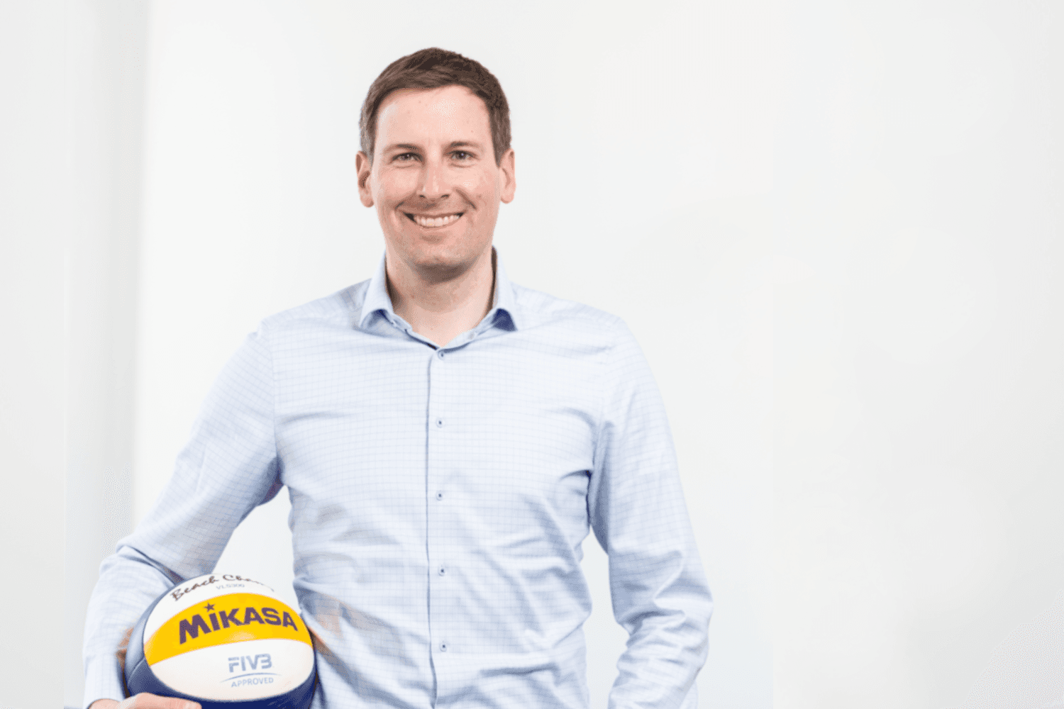 Benni mit Volleyball im Arm