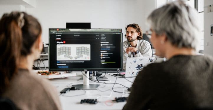 Bild 2 Leute am Rechner