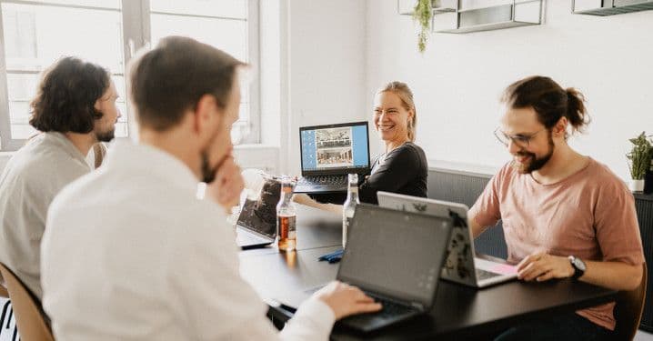 Bild Kompetenztraining, 3 Leute am arbeiten