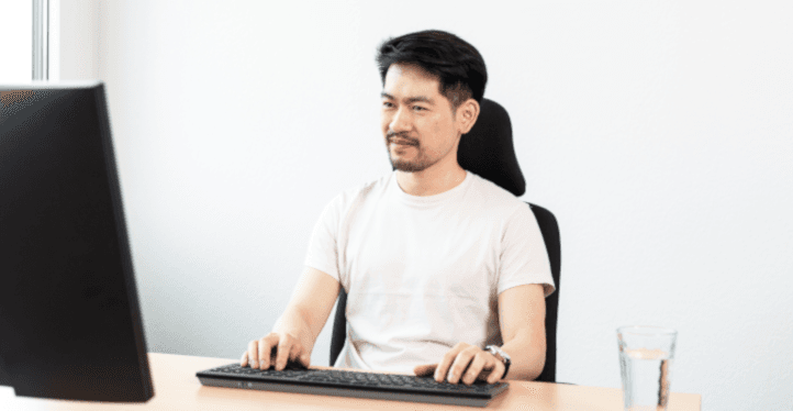 Ein Entwickler sitzt an seinem Rechner
