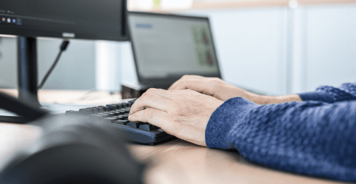 Zwei Hände tippen auf einer Tastatur