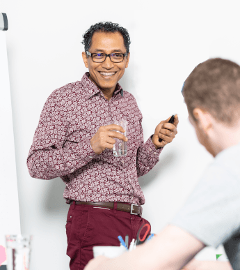 Trainer vor Trainingsteilnehmenden